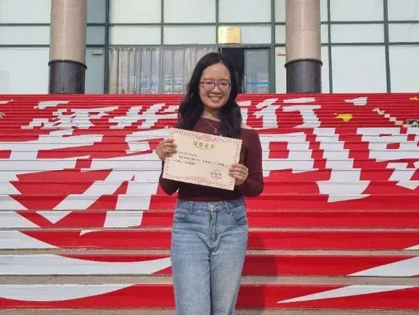 Ilustrasi mahasiswa membawa buku di China.